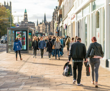 edinburgh-princes-street-shoppers